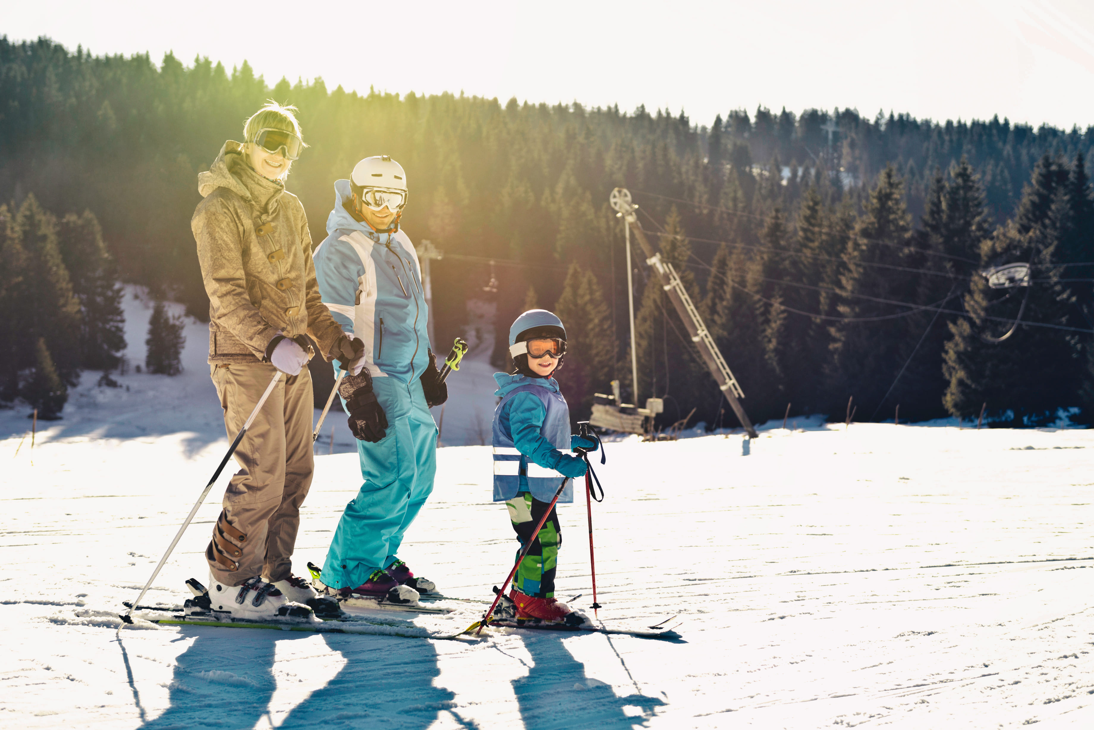 Skiing family